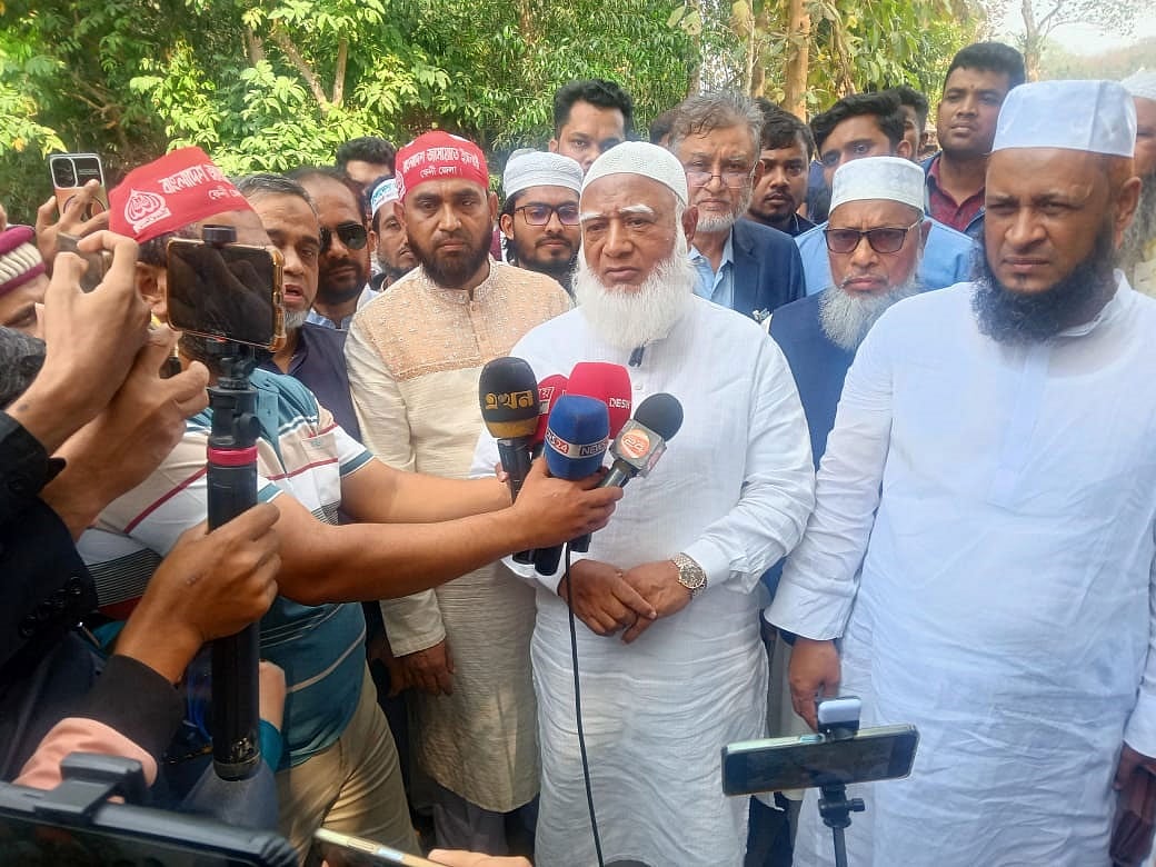 ফেনীর পরশুরামে বল্লামুখা বাঁধ পরিদর্শন শেষে সাংবাদিকদের বিভিন্ন প্রশ্নের উত্তর দেন জামায়াতে ইসলামীর আমির শফিকুর রহমান