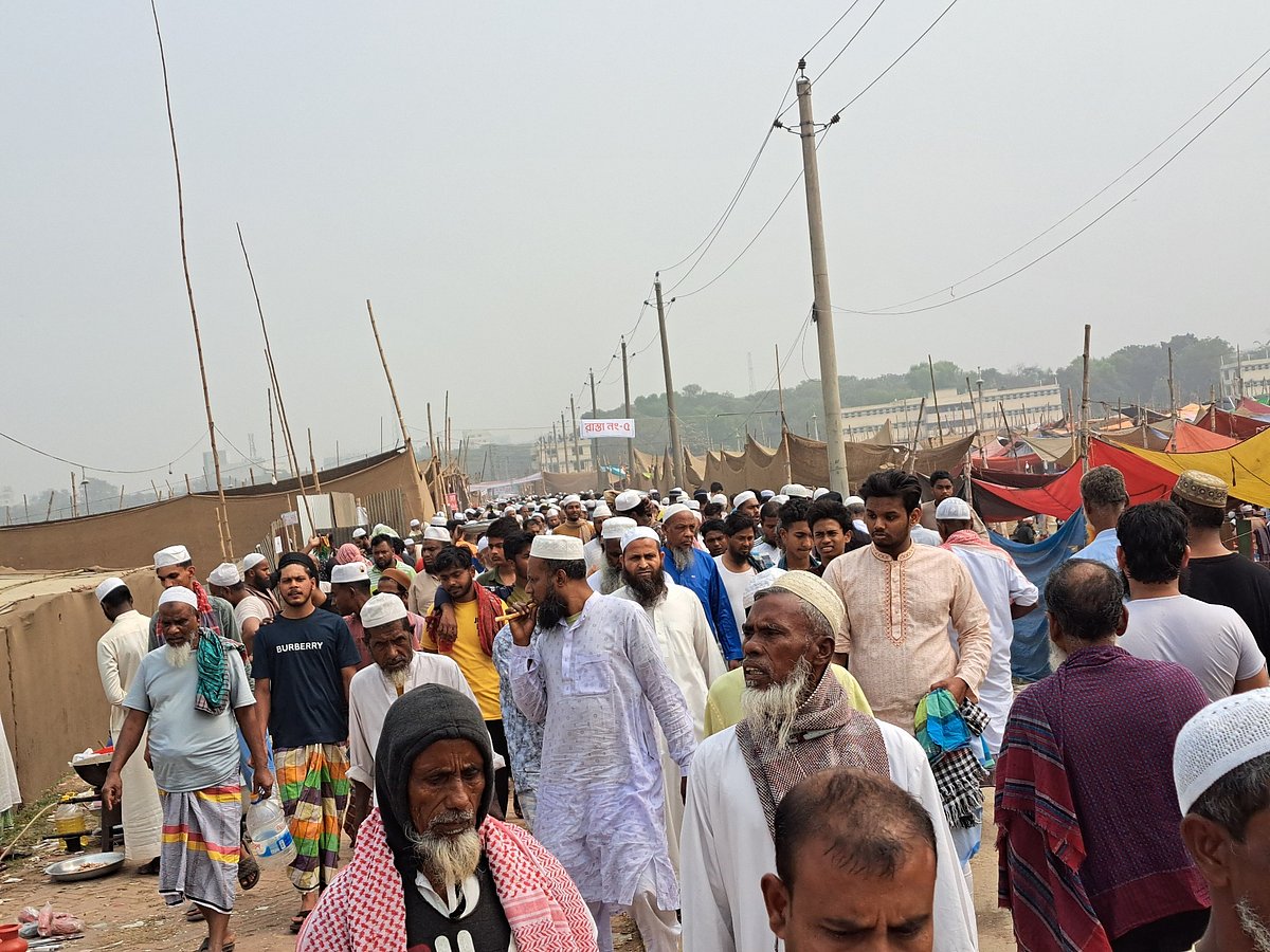 দ্বিতীয় ধাপের ইজতেমায় অংশ নিতে ইজতেমা মাঠে জড়ো হয়েছেন হাজারো মুসল্লি। আজ সোমবার দুপুরে গাজীপুরের টঙ্গীর ইজতেমা মাঠে