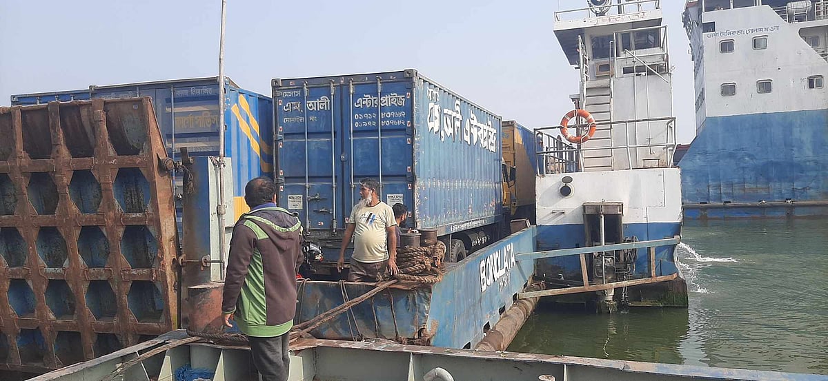 কুয়াশার কারণে প্রায় ৯ ঘণ্টা বন্ধের পর আজ সকাল থেকে দৌলতদিয়া-পাটুরিয়া নৌপথে ফেরি চলাচল স্বাভাবিক হয়। আজ সকাল ৯টার পর দৌলতদিয়া ফেরিঘাট এলাকায়