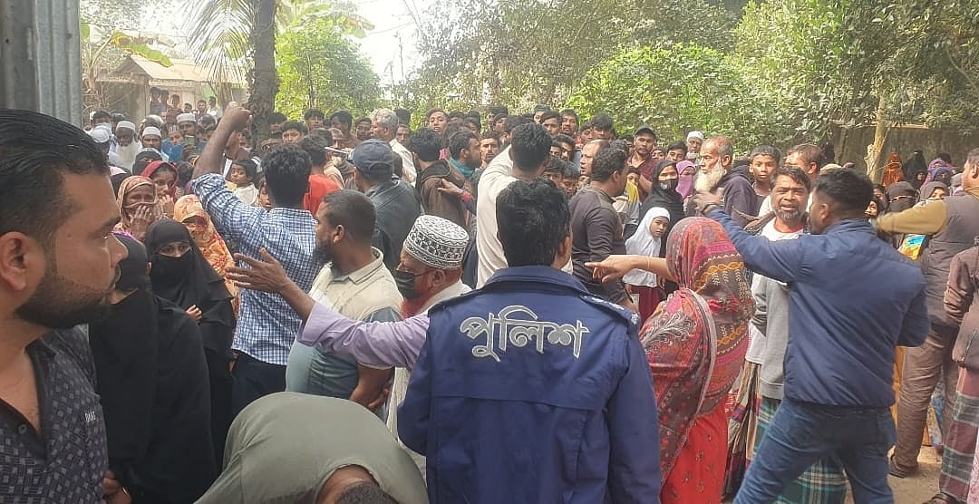 পুলিশ লাশ উদ্ধারের সময় স্থানীয় লোকজন ভিড় করেন। সোমবার সকালে কুমিল্লার চৌদ্দগ্রামের ধনুসাড়া গ্রামে