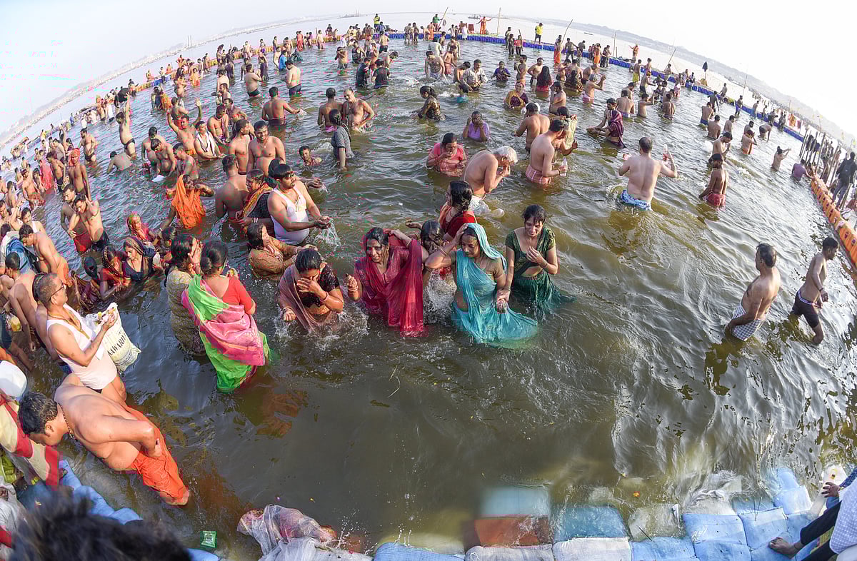 ভারতের উত্তর প্রদেশের প্রয়াগরাজে মহাকুম্ভে ত্রিবেনি সঙ্গমে হিন্দু পুণ্যার্থীরা। ২ ফেব্রুয়ারি