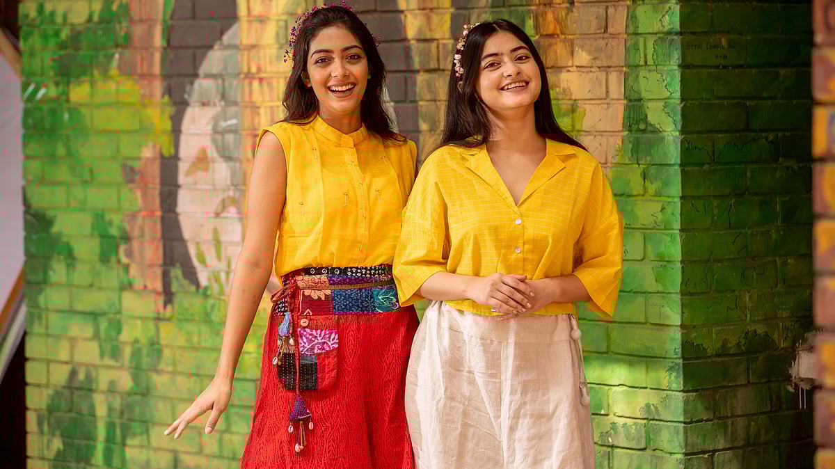 হলুদ রঙের টপের সঙ্গে লাল রং ও চাঁপা সাদা রঙের ঢোলা প্যান্ট। পুরো সাজেই বসন্তের ছোঁয়া