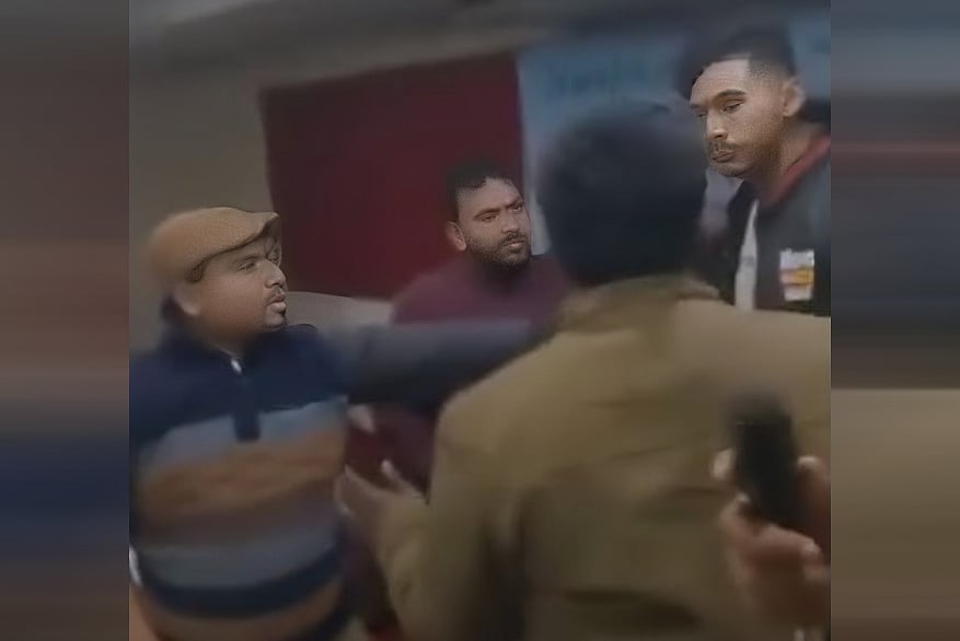 বগুড়া পর্যটন মোটেলে গতকাল রোববার সন্ধ্যায় বিক্ষুদ্ধ শিক্ষার্থীদের তোপের মুখে পড়েন বৈষম্যবিরোধী ছাত্র আন্দোলনের কেন্দ্রীয় নেতারা