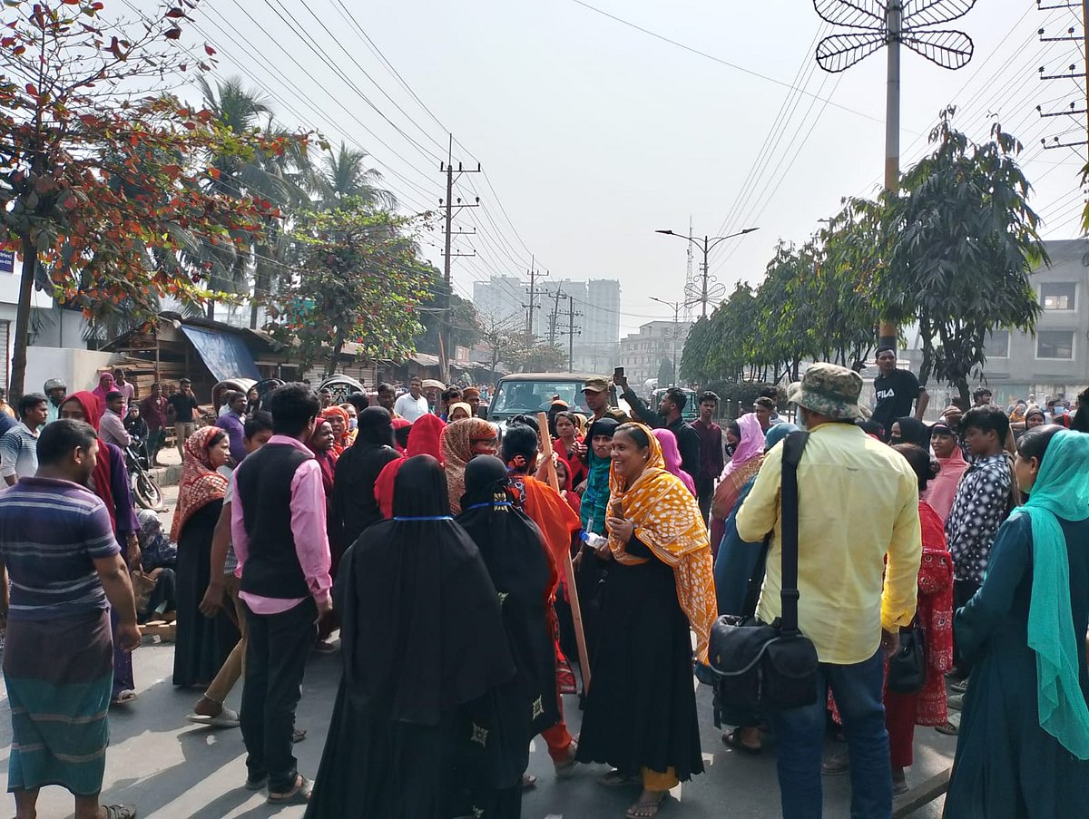 সড়ক অবরোধ করেছেন শ্রমিকেরা। আজ বেলা ১১টায় বায়েজিদ বোস্তামি সড়কের পূর্ব নাসিরাবাদ এলাকায়