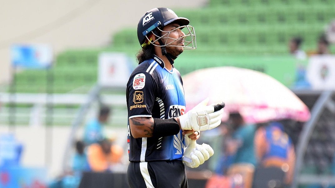 ‘ডায়মন্ড ডাক’ মেরে মাঠ ছাড়ছেন সৌম্য সরকার। আজ মিরপুর শেরেবাংলায় বিপিএল এলিমিনেটর ম্যাচে