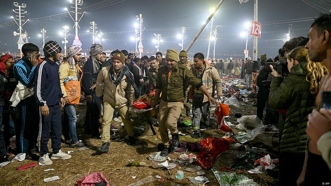 ভারতের উত্তর প্রদেশে মহাকুম্ভ মেলায় পিষ্ট হওয়ার ঘটনার পর উদ্ধারকাজ করছে পুলিশ