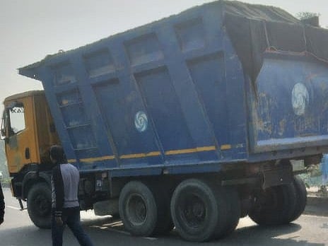 দুর্ঘটনার পর ট্রাকটি আটকে রাখে এলাকাবাসী। আজ সকালে ফেনী-নোয়াখালী সড়কের সেনবাগে