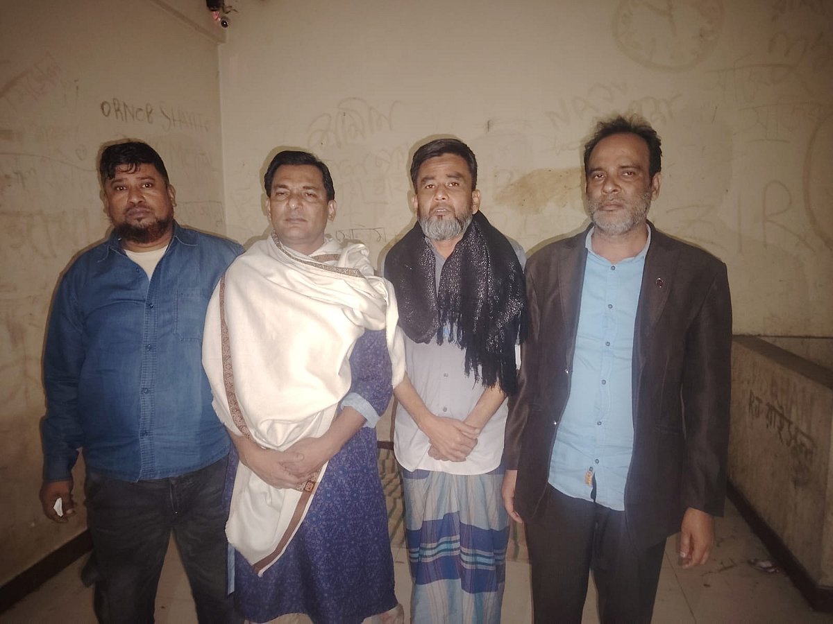 নারায়ণগঞ্জের বন্দরে আওয়ামী লীগের কর্মসূচির লিফলেট বিতরণের পর গতকাল সোমবার দিবাগত রাতে অভিযান চালিয়ে যুবলীগ ও স্বেচ্ছাসেবক লীগ নেতাসহ এই চারজনকে আটক করে পুলিশ