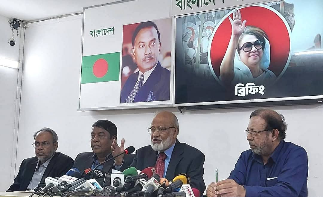 বিএনপির চেয়ারপারসনের কার্যালয়ে আজ মঙ্গলবার সকালে সংবাদ সম্মেলন করে দলের স্থায়ী কমিটির সদস্য খন্দকার মোশাররফ হোসেন জাতীয় স্বাস্থ্য খাত সংস্কারের রূপরেখা তুলে ধরেন