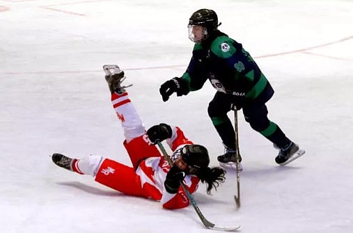 ইরানে ২০২১ সালের ডিসেম্বরে প্রথম নারী আইস হকি লিগের আসর শুরু হয়। এবারের আসরে অংশ নিয়েছে ছয়টি দল