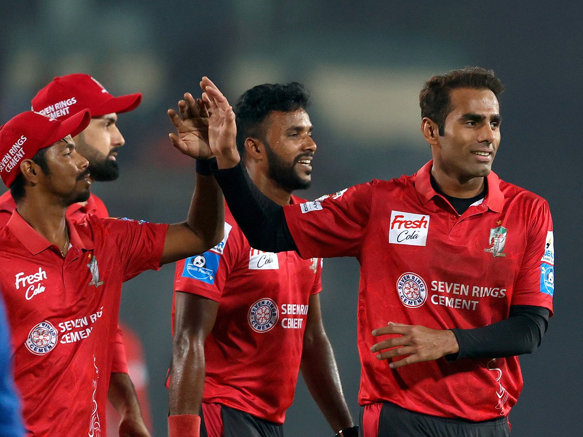 সতীর্থদের সঙ্গে ৫ উইকেট নেওয়া ফরচুন বরিশালের পাকিস্তানি পেসার মোহাম্মদ আলী (ডানে)