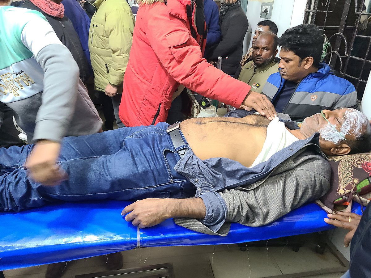 দিনাজপুরের ফুলবাড়ী উপজেলায় বিএনপির মিছিলে ককটেল হামলার ঘটনায় আহত জেলা বিএনপির যুগ্ম সাধারণ সম্পাদক শাহাদৎ আলী। আজ মঙ্গলবার সন্ধ্যায় ফুলবাড়ী উপজেলা স্বাস্থ্য কমপ্লেক্সে