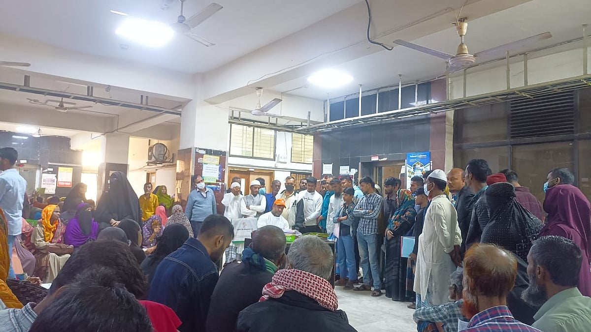 চিকিৎসককে দেখাতে দেশের বিভিন্ন প্রান্ত থেকে এসে হাসপাতালে অপেক্ষা করছেন রোগী ও স্বজনেরা। আজ মঙ্গলবার বেলা সাড়ে ১১টার দিকে মহাখালীর জাতীয় ক্যানসার গবেষণা ইনস্টিটিউটে