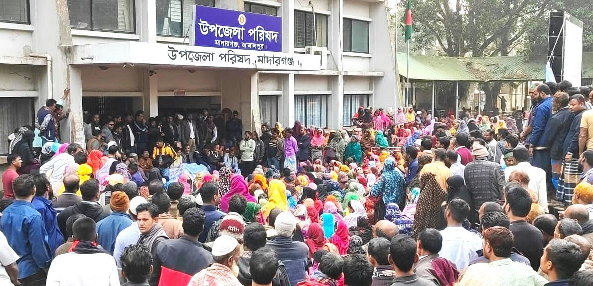 মাদারগঞ্জে আমানতের টাকা উদ্ধারে ইউএনও কার্যালয় ঘেরাও করেছেন সমবায় সমিতির গ্রাহকেরা। মঙ্গলবার ‍দুপুরে ইউএনও কার্যালয় প্রাঙ্গণে