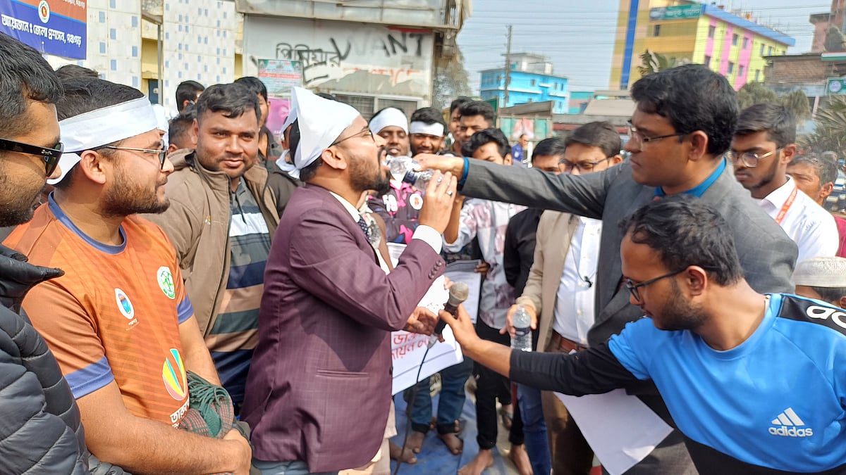 পঞ্চগড় আধুনিক সদর হাসপাতালসহ অপর চারটি উপজেলা স্বাস্থ্য কমপ্লেক্সে প্রয়োজনীয় চিকিৎসক পদায়নসহ ৯ দফা দাবিতে অনশনকারীদের পানি পান করাচ্ছেন জেলা প্রশাসক।মঙ্গলবার সকাল সাড়ে ১০টায় জেলা শহরের চৌরঙ্গী মোড়ে কেন্দ্রীয় শহীদ মিনারের সামনে