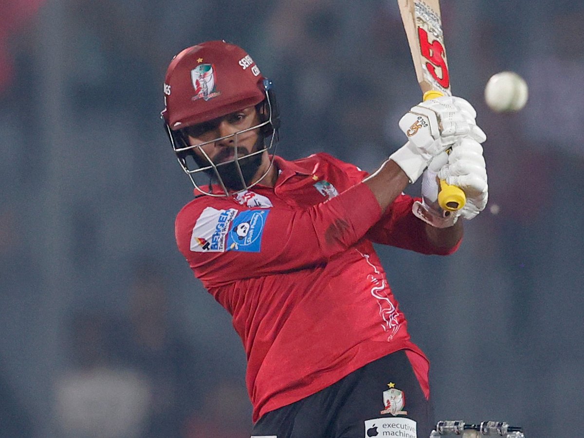 ৮২ রানের ইনিংস খেলার পথে তাওহিদ হৃদয়