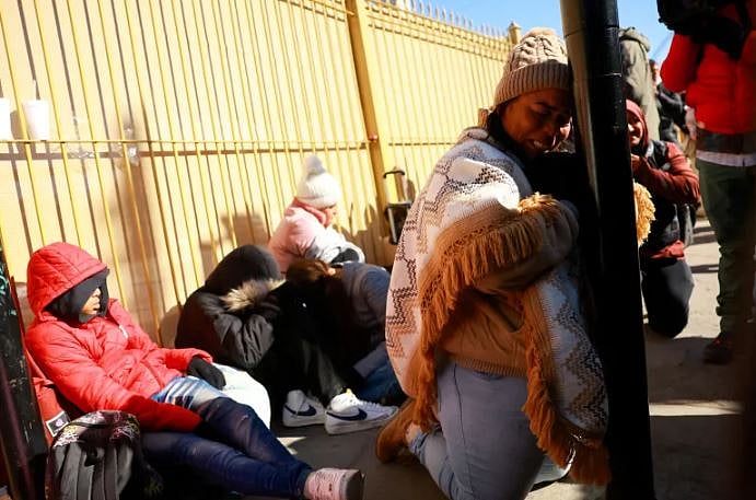 একজন হতাশ অভিবাসন প্রত্যাশি সিবিপি ওয়ান এপয়েন্টমেন্ট বাতিল হওয়ার পর, সিউদাদ হুয়ারেজ সীমান্ত, মেক্সিকো, ২০ জানুয়ারি, ২০২৫