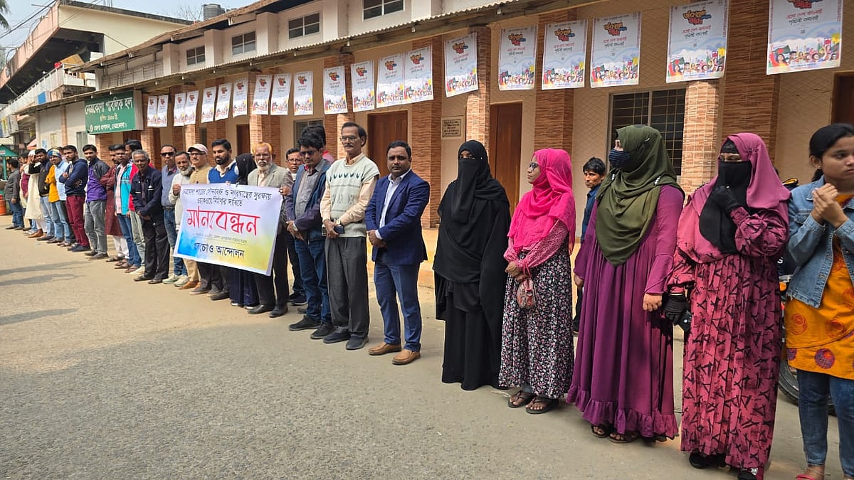 নেত্রকোনা শহরে মগড়া নদী খননের দাবিতে মানববন্ধন হয়েছে। আজ মঙ্গলবার বেলা ১২টার দিকে মোক্তারপাড়ায় পৌরসভা কার্যালয়ের সামনে