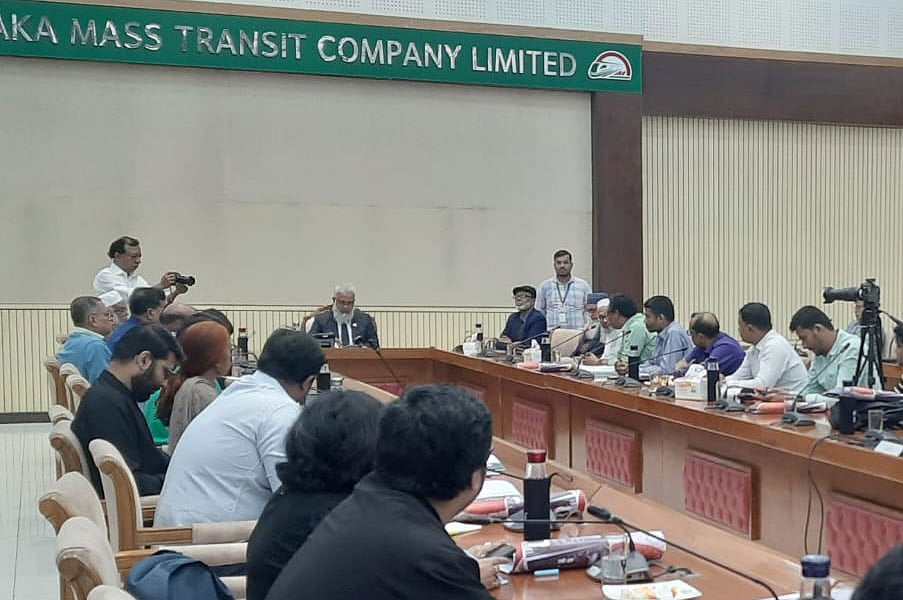 ডিএমটিসিএলের ব্যবস্থাপনা পরিচালক মোহাম্মদ আবদুর রউফ রিপোর্টার্স ফর রেল অ্যান্ড রোডের সদস্যদের সঙ্গে মতবিনিময় করেন। ঢাকা, ৪ ফেব্রুয়ারি