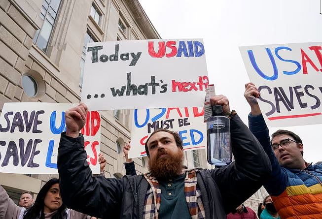ইউএসএআইডির সহায়তা স্থগিতের প্রতিবাদে ওয়াশিংটনে বিক্ষোভ