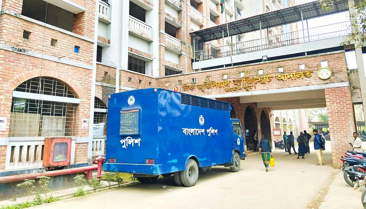 জামালপুরে আওয়ামীপন্থী আইনজীবী নেতাকে কারাগারে পাঠানোয় আওয়ামীপন্থী আইনজীবীদের আদালত বর্জন। মঙ্গলবার দুপুরে জামালপুরের চিফ জুডিশিয়াল ম্যাজিস্ট্রেট আদালত প্রাঙ্গণে