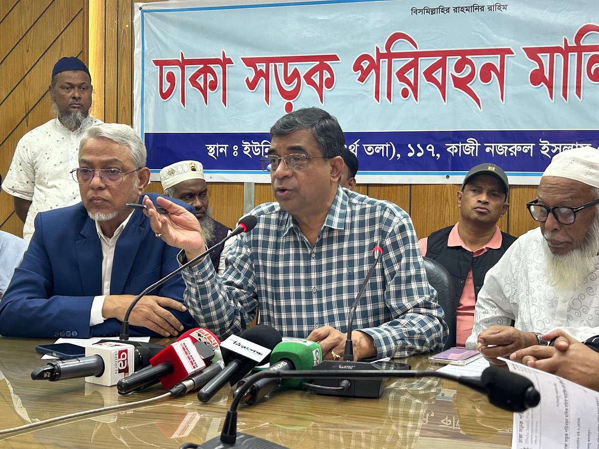 ঢাকা সড়ক পরিবহন মালিক সমিতির সাধারণ সম্পাদক মো. সাইফুল আলম সংবাদ সম্মেলনে বক্তব্য দেন। ঢাকা, ৪ ফেব্রুয়ারি