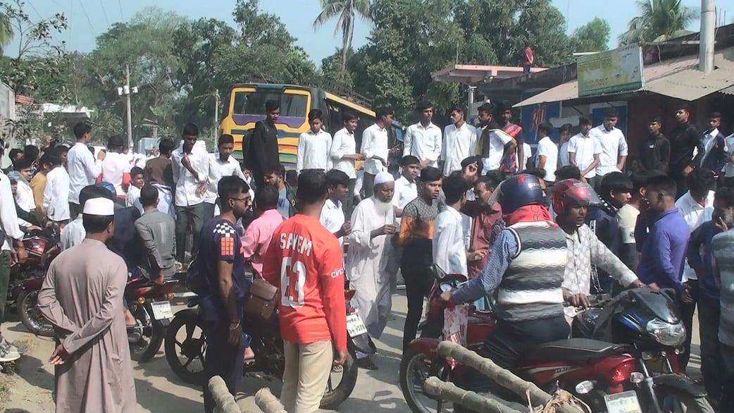 সাতক্ষীরার ধুলিহর-ব্রহ্মরাজপুর সম্মিলিত মাধ্যমিক বিদ্যালয়ের প্রধান  শিক্ষক মোমিনুর রহমানের ওপর হামলার প্রতিবাদে শিক্ষার্থীরা আজ মঙ্গলবার সাতক্ষীরা-আশাশুনি সড়ক অবরোধ করে