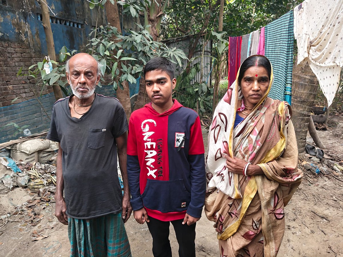 মা–বাবার সঙ্গে জয় কর্মকার। সাতক্ষীরার শ্যামনগর উপজেলার সুন্দরবনসংলগ্ন হরিনগর গ্রামে