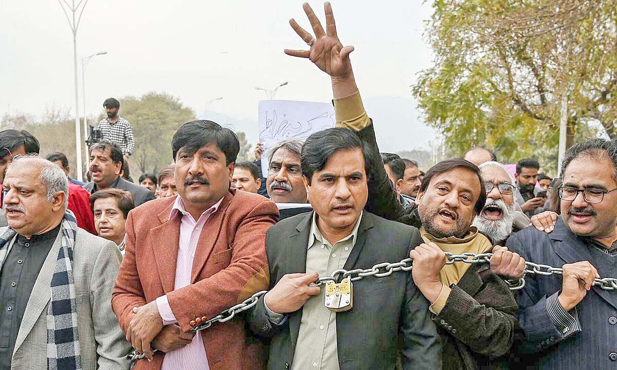 পাকিস্তানে বিতর্কিত সাইবার আইনের প্রতিবাদে সাংবাদিকদের বিক্ষোভ