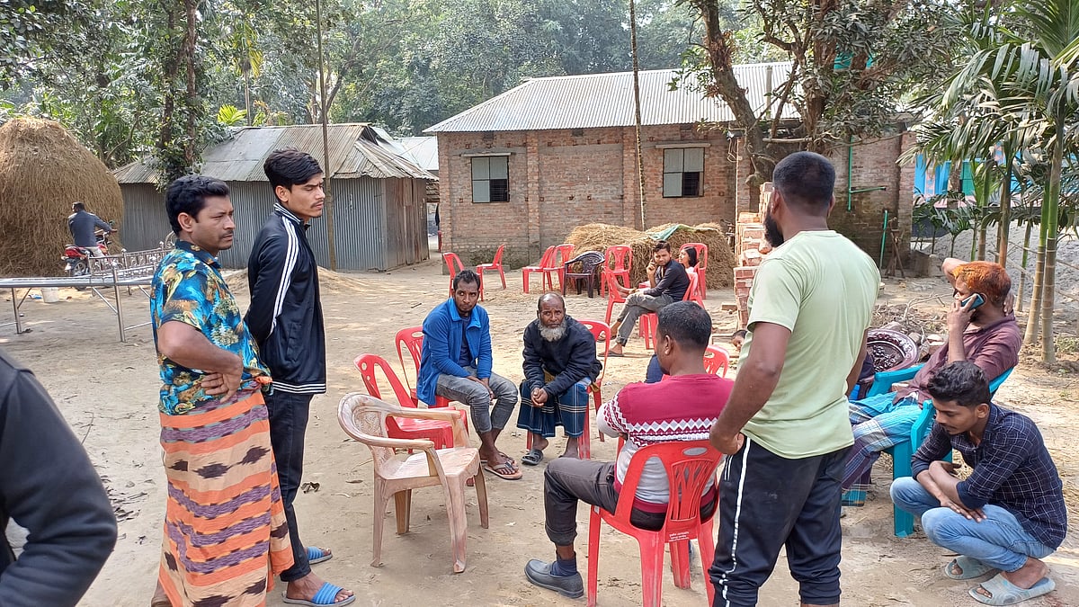 ট্রেনের ধাক্কায় মারা গেছেন উপার্জনক্ষম ছেলে। লাশের অপেক্ষায় স্বজনেরা। মঙ্গলবার দুপুরে পঞ্চগড়ের তেঁতুলিয়া উপজেলার দেবনগর ইউনিয়নের নিজ বাড়ি-বাসামোড় এলাকায়