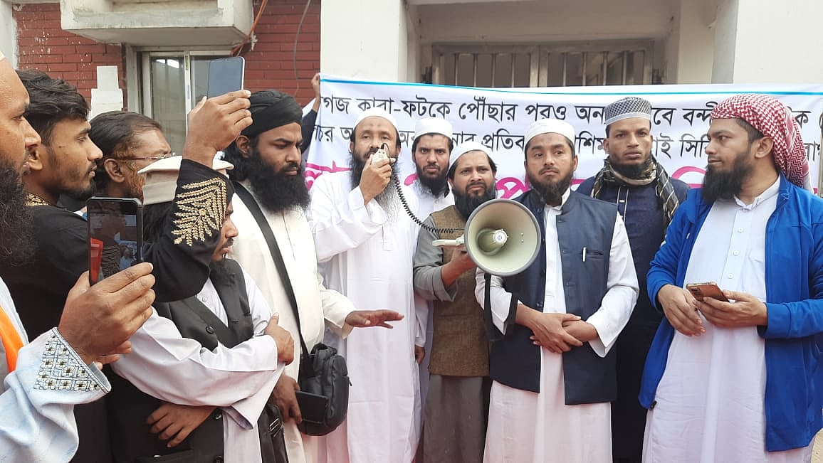 কাশিমপুর কারাগার থেকে মুক্তি পাওয়ার পর আন্দোলনকারীদের উদ্দেশে বক্তব্য দিচ্ছেন মাওলানা মুহিবুল্লাহ। মঙ্গলবার বিকেল চারটার দিকে