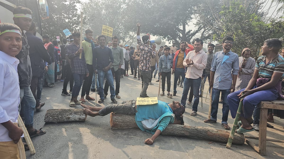 থানা বাস্তবায়নের দাবিতে কুষ্টিয়া-ঝিনাইদহ মহাসড়ক অবরোধ করেছেন কয়েকটি ইউনিয়নের কয়েক হাজার বাসিন্দা। আজ মঙ্গলবার সকালে কুষ্টিয়া সদর উপজেলার বিত্তিপাড়া বাজারে