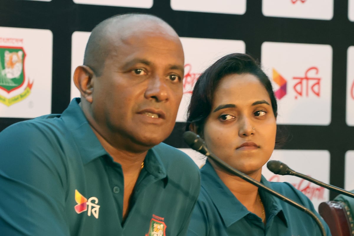 অধিনায়ক নিগার সুলতানার সঙ্গে হাশান তিলকরত্নে