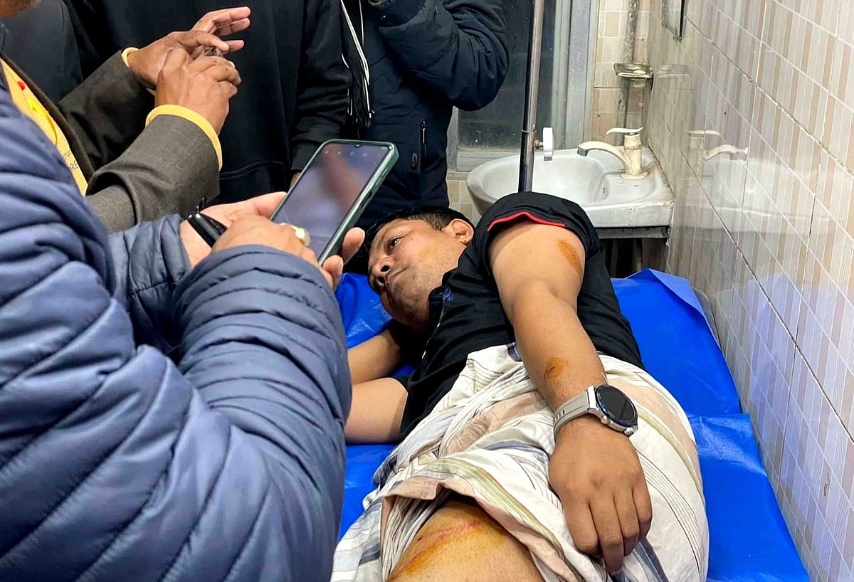 আহ আবু সাঈদকে গুরুদাসপুর স্বাস্থ্য কমপ্লেক্সে ভর্তি করা হয়েছে। গতকাল সোমবার রাতে