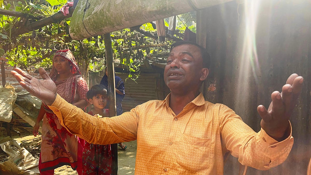 বাবার অজান্তে অবৈধ পথে বিদেশে পাড়ি জমান একমাত্র ছেলে সুজন ফরাজী। ভূমধ্যসাগরে নৌকাডুবিতে ছেলেকে হারিয়ে বাবার আহাজারি। মঙ্গলবার সকালে মাদারীপুর সদর উপজেলার পূর্ব ঘটমাঝি এলাকায়