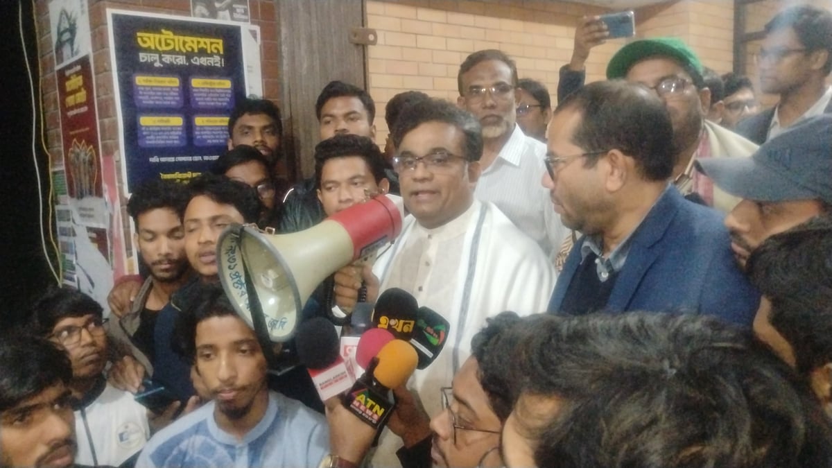 পোষ্য কোটা বাতিলের ঘোষণা দিয়ে আন্দোলনকারী শিক্ষার্থীদের সামনে কথা বলছেন উপাচার্য মোহাম্মদ কামরুল আহসান। ৪ জানুয়ারি দিবাগত রাত সাড়ে বারোটা, জাহাঙ্গীরনগর বিশ্ববিদ্যালয়, ২০২৫