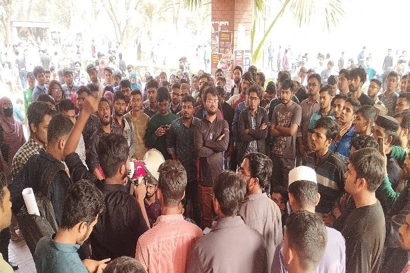 পোষ্য কোটা সম্পূর্ণরূপে বাতিলের দাবিতে নতুন প্রশাসনিক ভবন অবরোধ করে বিক্ষোভ করছেন জাহাঙ্গীরনগর বিশ্ববিদ্যালয়ের শিক্ষার্থীরা। আজ মঙ্গলবার দুপুরে