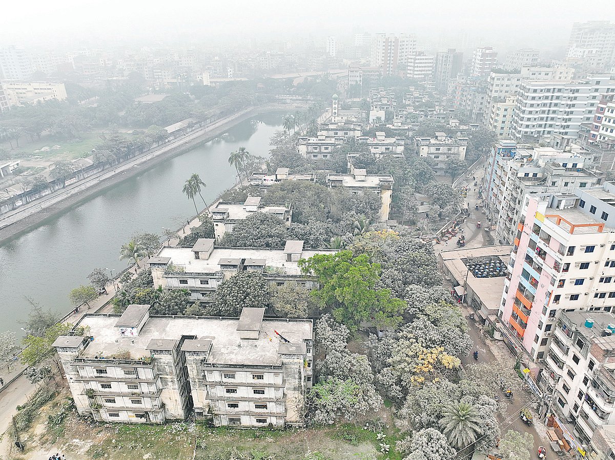 জীর্ণ ও ঝুঁকিপূর্ণ ভবনগুলোর অনেক ফ্ল্যাটই দখল হয়ে গেছে। সম্প্রতি রাজধানীর যাত্রাবাড়ী এলাকার ধলপুরে