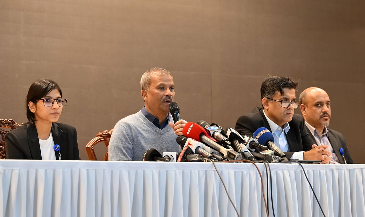 রাজধানীর ফরেন সার্ভিস একাডেমিতে আজ মঙ্গলবার সন্ধ্যায় প্রধান উপদেষ্টার প্রেস উইং আয়োজিত প্রেস ব্রিফিংয়ে কথা বলেন আইন উপদেষ্টা অধ্যাপক আসিফ নজরুল