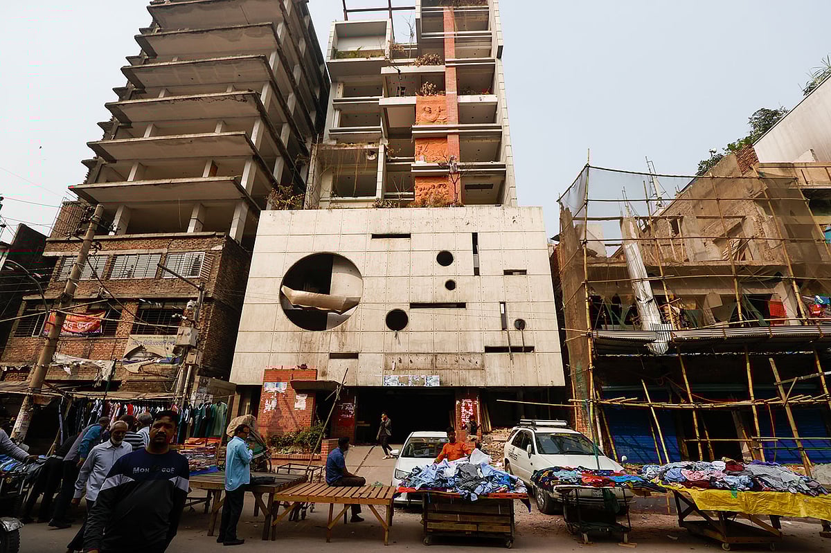 রাজধানীর গুলিস্তানে আওয়ামী লীগের কেন্দ্রীয় কার্যালয়ের এখন চরম দুর্দশা। আগুন লাগিয়ে দেওয়ার পর লুটপাট চালানো হয় ভবনটিতে। এখন নিচতলায় প্রস্রাব করেন পথচলতি মানুষ। ওপরের তলাগুলোতে থাকেন ভবঘুরে অনেকে। মঙ্গলবারের চিত্র