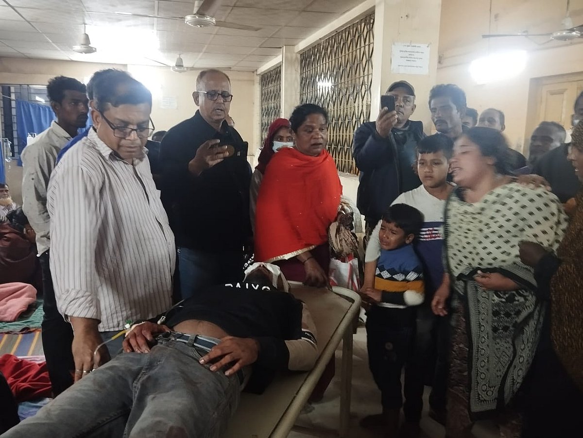 আহত অবস্থায় সম্রাট হোসেনকে যশোর জেনারেল হাসপাতালে নেওয়ার পর। গতকাল রাতে তোলা