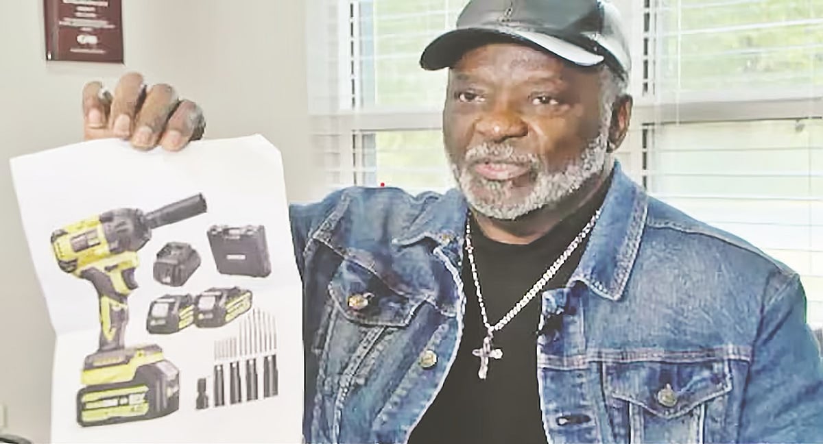 ড্রিল মেশিনের পরিবর্তে হাতে পাওয়া মেশিনের ছবি দেখাচ্ছেন জর্জিয়ার বাসিন্দা সিলভেস্টার ফ্রাঙ্কলিন