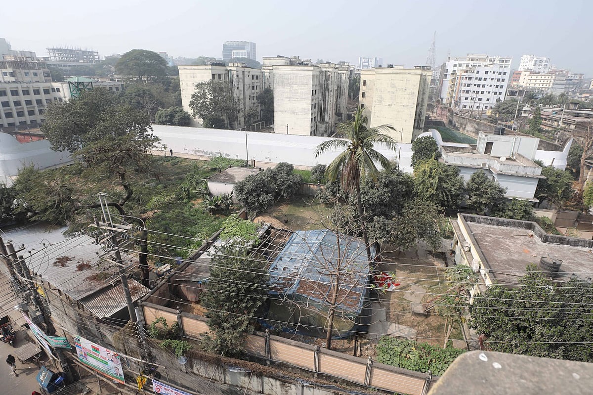 চট্টগ্রাম কেন্দ্রীয় কারাগার সংলগ্ন চট্টগ্রাম বিভাগের ডিআইজি প্রিজন টিপু সুলতানের বাংলোর পাশে গড়ে তোলা গরুর খামার