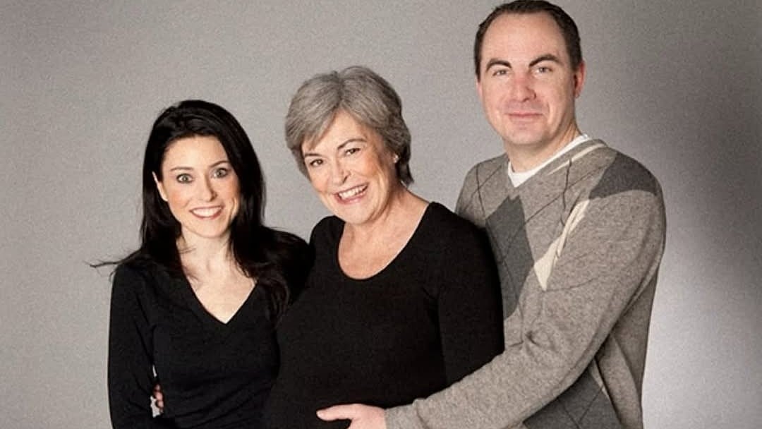 মেয়ে সারা কনেল (বাঁয়ে) ও জামাতা বিল কনেলের (ডানে) সঙ্গে ক্রিস্টিনা কেসি (মাঝে)