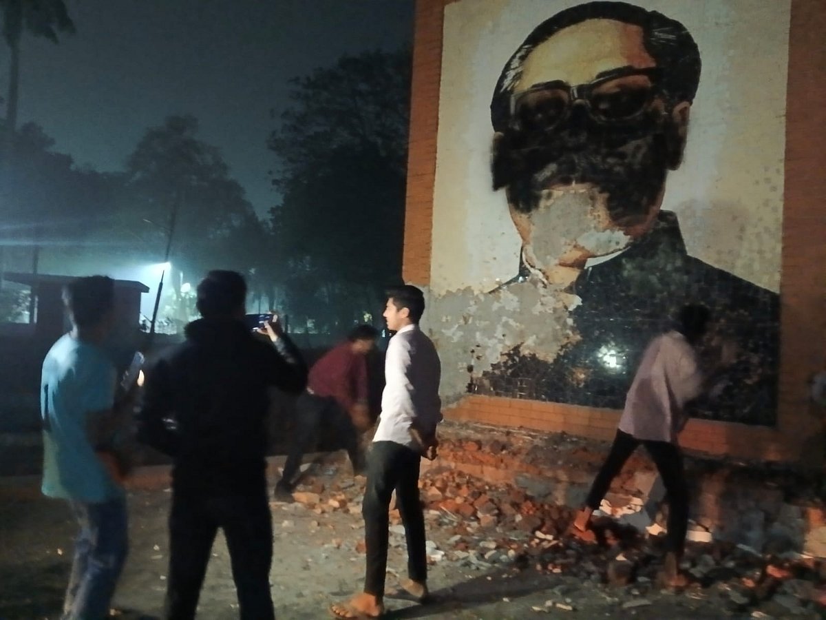 ময়মনসিংহ নগরের সার্কিট হাউস মাঠসংলগ্ন শেখ মুজিবুর রহমানের ম্যুরাল ভাঙচুর করেন বৈষম্যবিরোধী ছাত্র আন্দোলনের নেতা-কর্মীরা। বুধবার রাত সাড়ে ১১টার দিকে