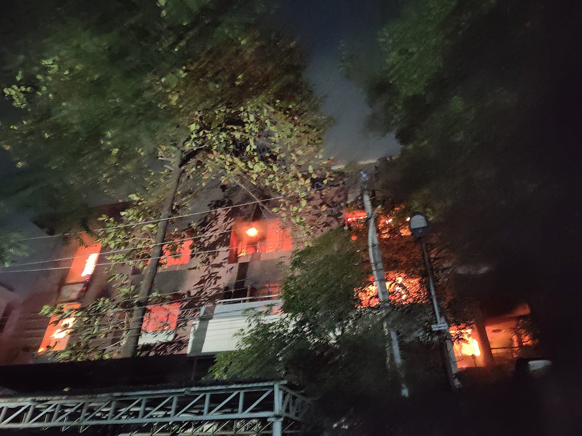 রাজধানীর ধানমন্ডি ৫/এ-তে আওয়ামী লীগ সভানেত্রী শেখ হাসিনার বাসভবন সুধা সদনে আগুন দেওয়া হয়েছে। বুধবার দিবাগত রাত ১২টার চিত্র