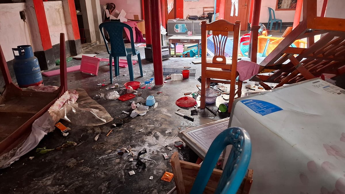 রাজশাহীর পুঠিয়া উপজেলা যুব মহিলা লীগ নেত্রী মৌসুমী রহমানের বাড়িতে এভাবেই ছড়িয়ে-ছিটিয়ে আছে জিনিসপত্র। আজ বুধবার দুপুরে উপজেলার পচামাড়িয়া গ্রামে