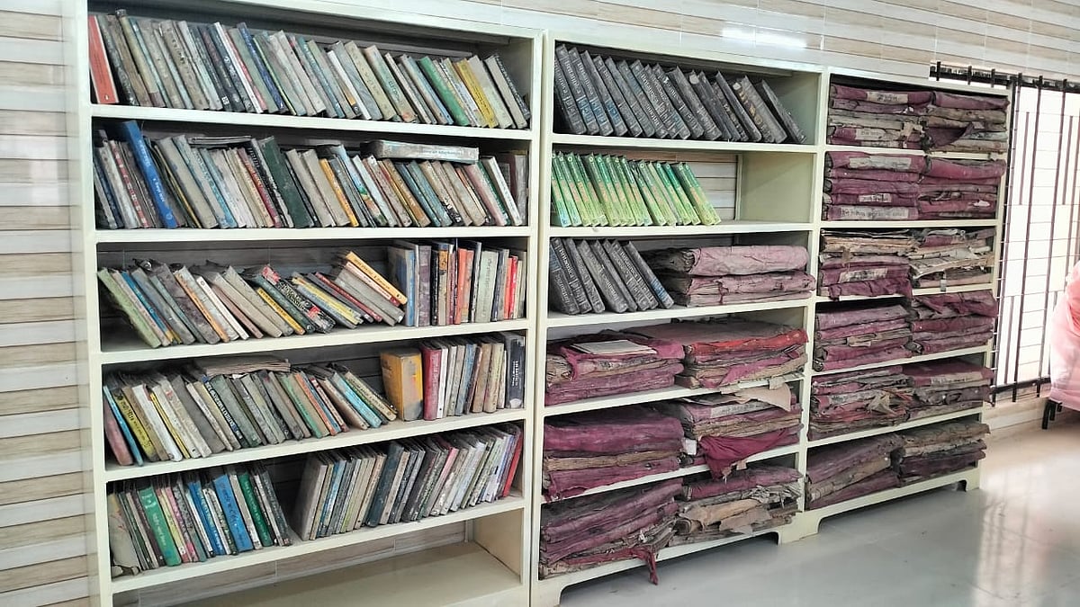 ভিজে যাওয়া কিছু বই ও পত্রিকার সংকলন শুকানোর পর ভেতরের কয়েকটি তাকে রাখা হয়েছে। সম্প্রতি বান্দরবান জেলা সরকারি গ্রন্থাগারে