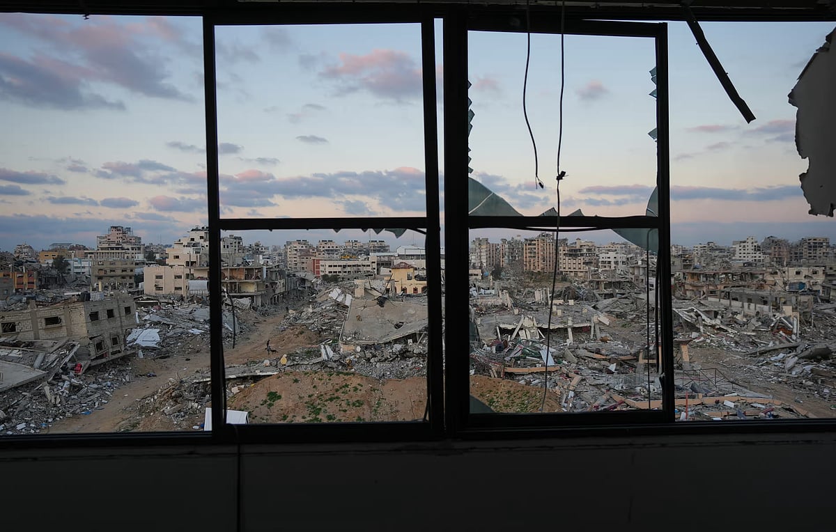 ইসরায়েলের তাণ্ডবে বিধ্বস্ত গাজার একাংশ। ইসরায়েলের প্রধানমন্ত্রী নেতানিয়াহুর সঙ্গে গতকাল এক যৌথ সংবাদ সম্মেলনে যুক্তরাষ্ট্রের প্রেসিডেন্ট ট্রাম্প এ উপত্যকা তাঁর দেশের মালিকানায় নেওয়ার কথা ঘোষণা করেছেন