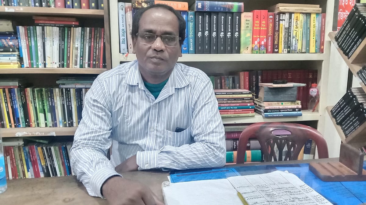 নিজের গড়া গ্রন্থাগারে কাঠমিস্ত্রি নারায়ণ চন্দ্র হালদার